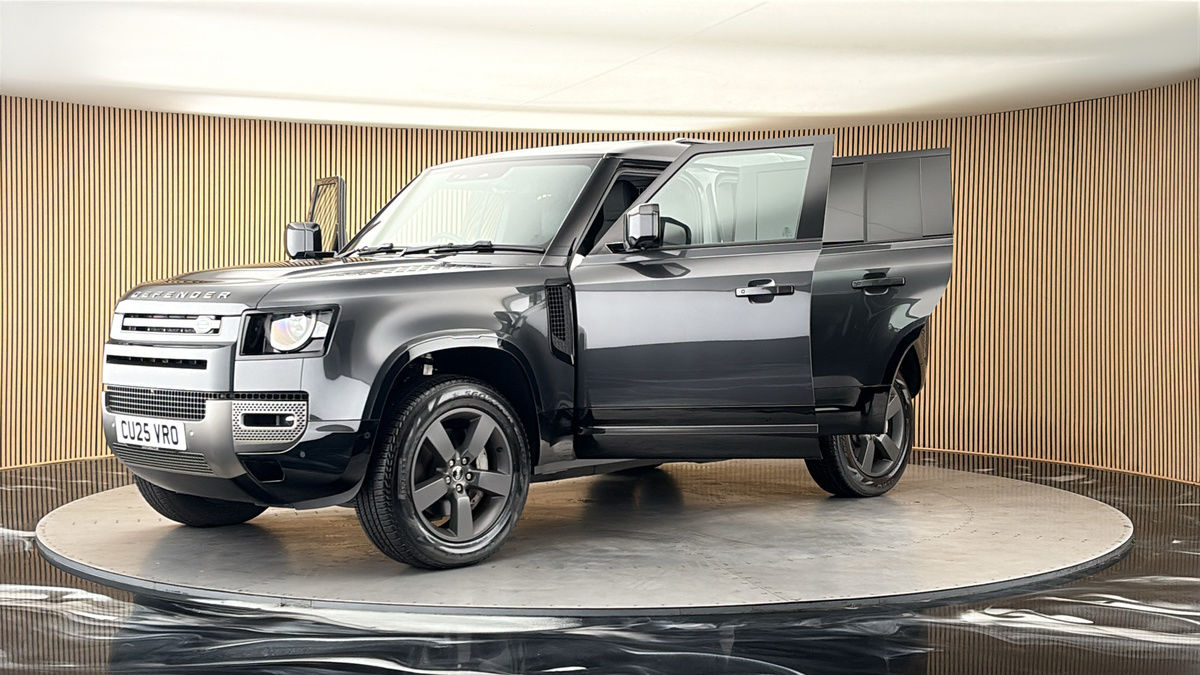 Land Rover Defender 110 Image 22
