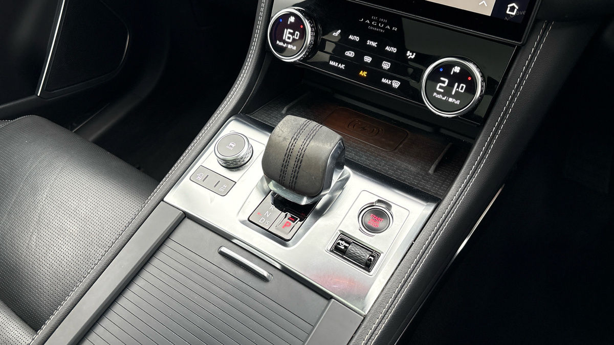 Jaguar F-PACE Image 18