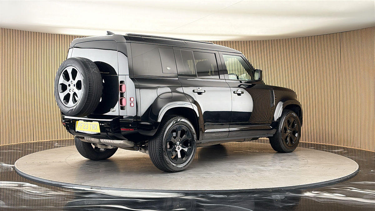 Land Rover Defender 110 Image 21