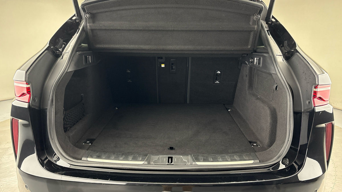 Jaguar F-PACE Image 11