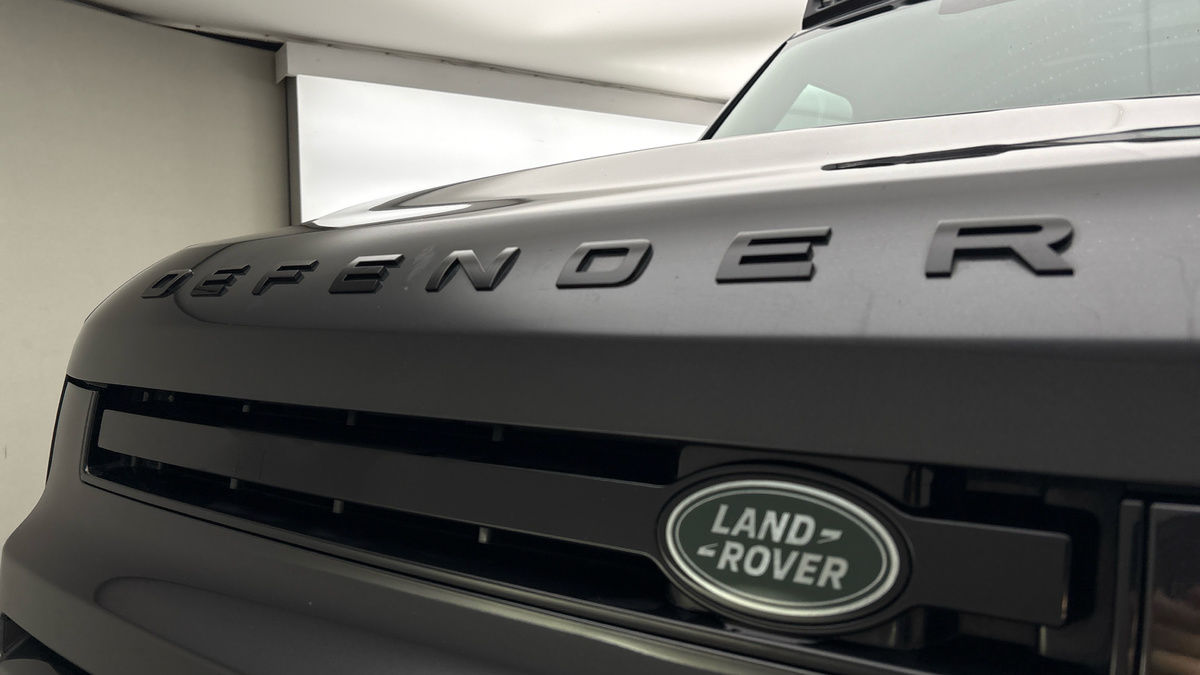 Land Rover Defender 110 Image 24