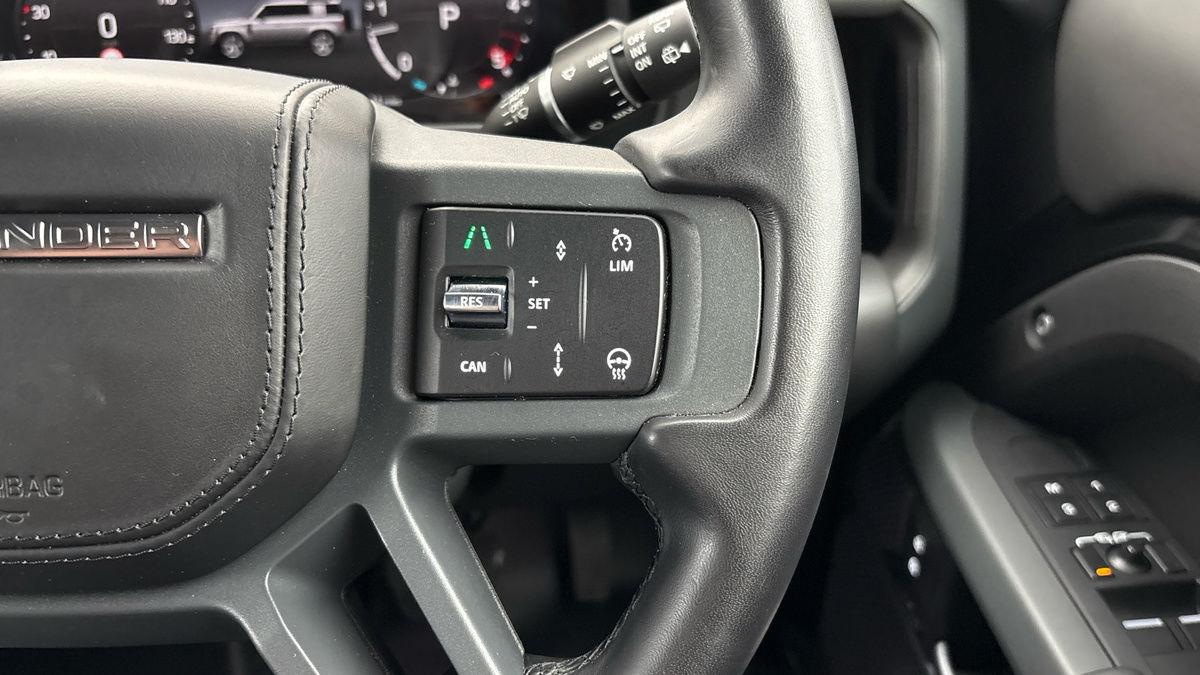 Land Rover Defender 110 Image 14