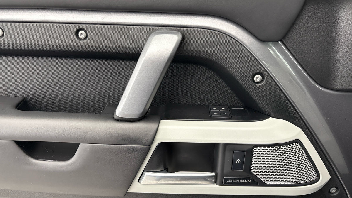 Land Rover Defender 130 Image 19