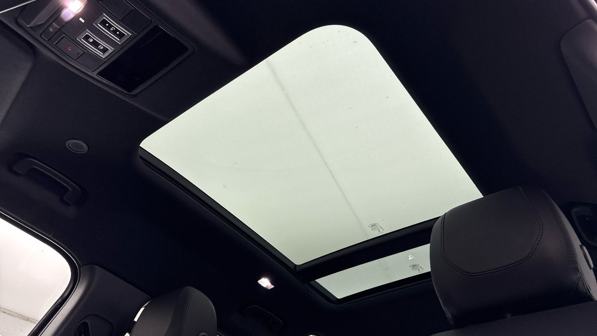 Land Rover Defender 110 Image 6