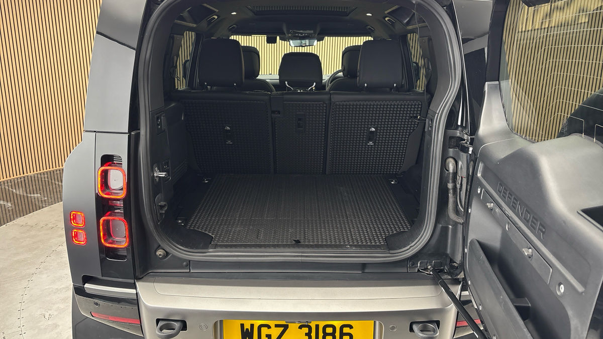 Land Rover Defender 110 Image 11