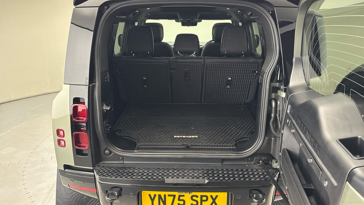 Land Rover Defender 110 Image 11