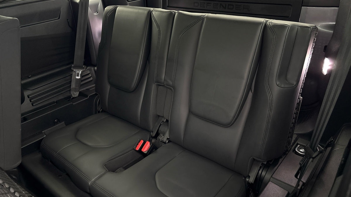 Land Rover Defender 110 Image 26