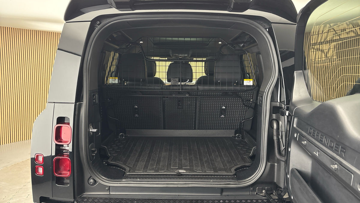 Land Rover Defender 110 Image 11
