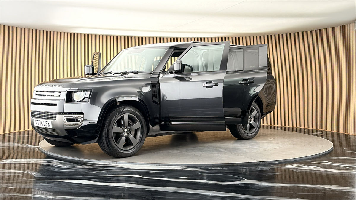 Land Rover Defender 130 Image 22
