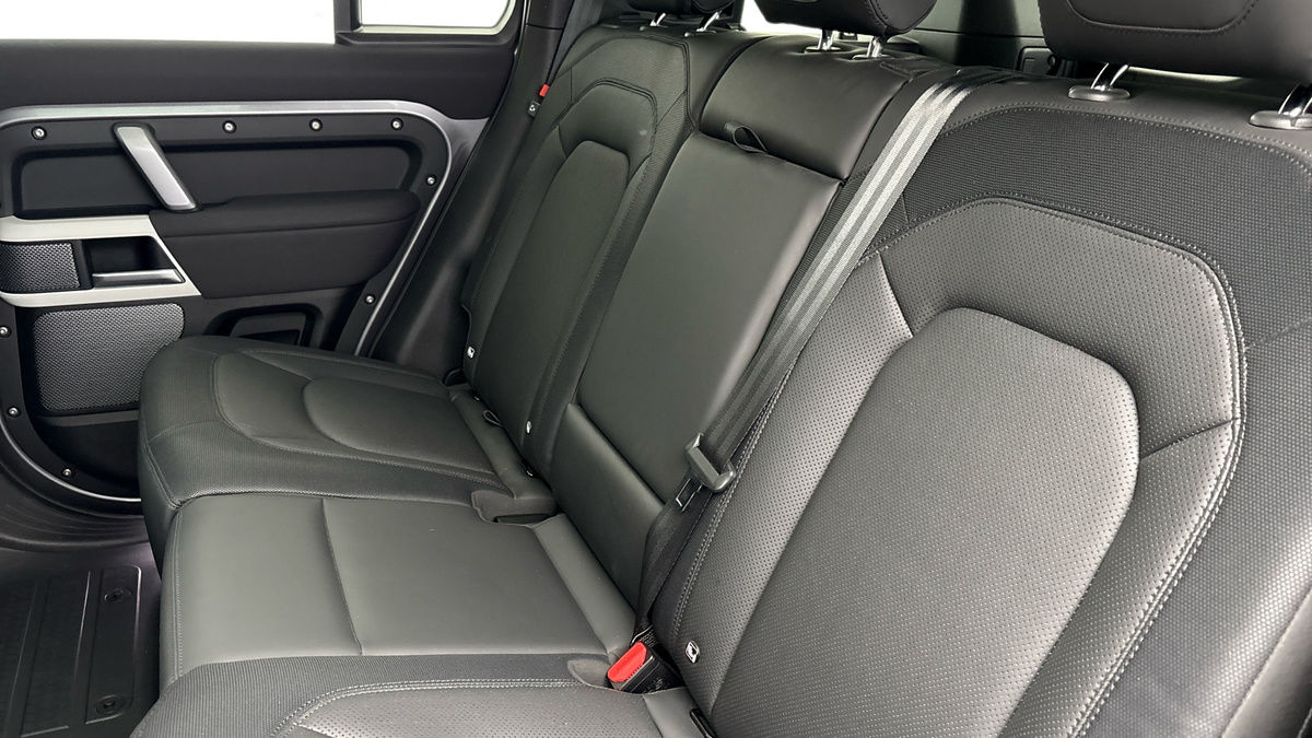 Land Rover Defender 110 Image 8