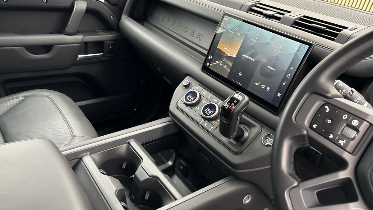 Land Rover Defender 110 Image 18