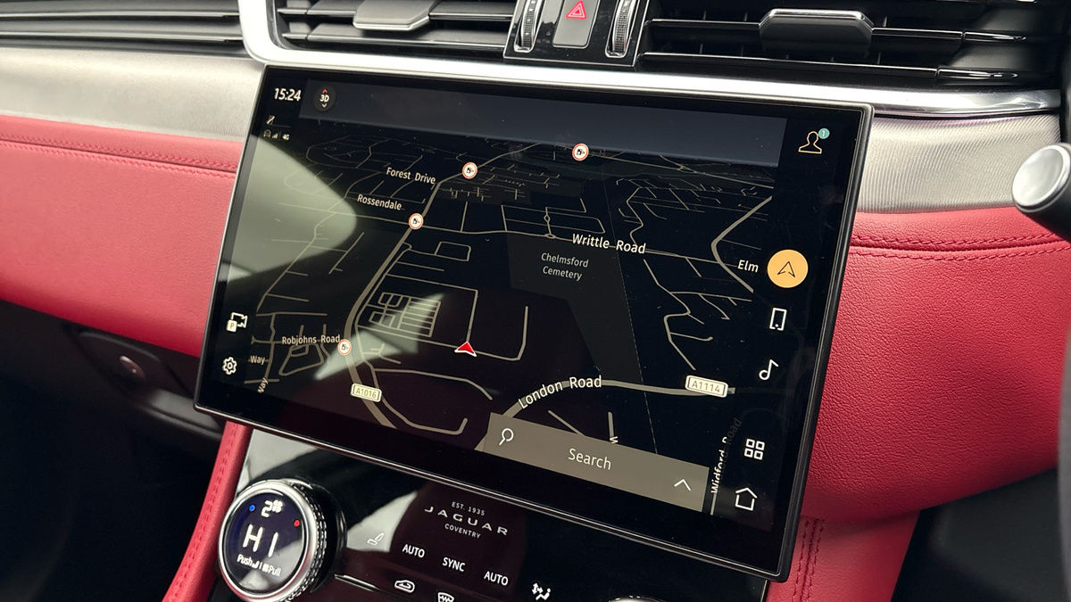 Jaguar F-PACE Image 17