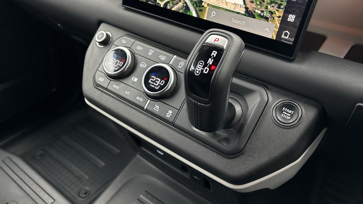 Land Rover Defender 90 Image 18