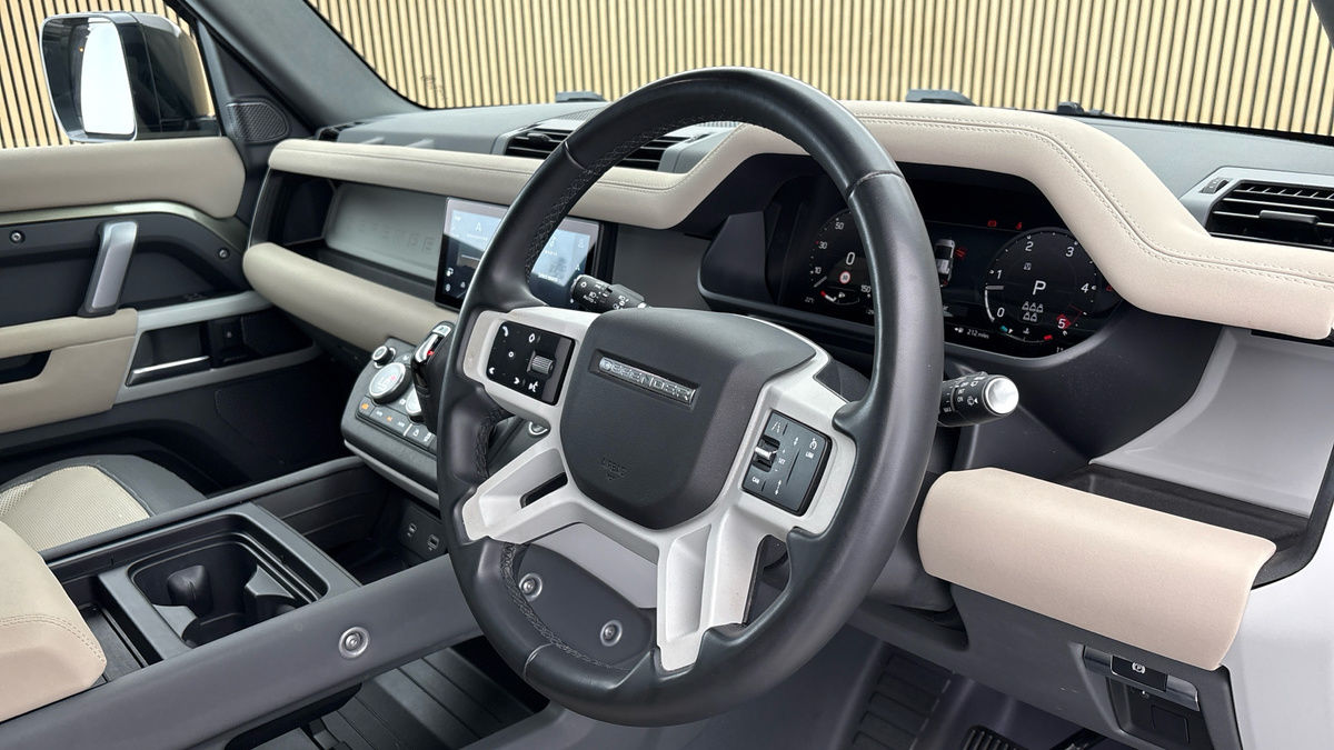 Land Rover Defender 110 Image 5
