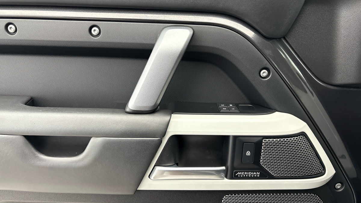 Land Rover Defender 110 Image 19