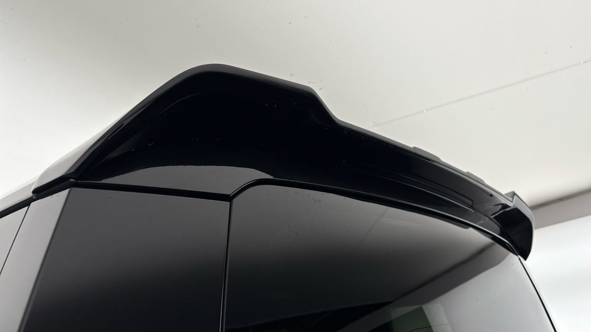 Land Rover Defender 110 Image 28