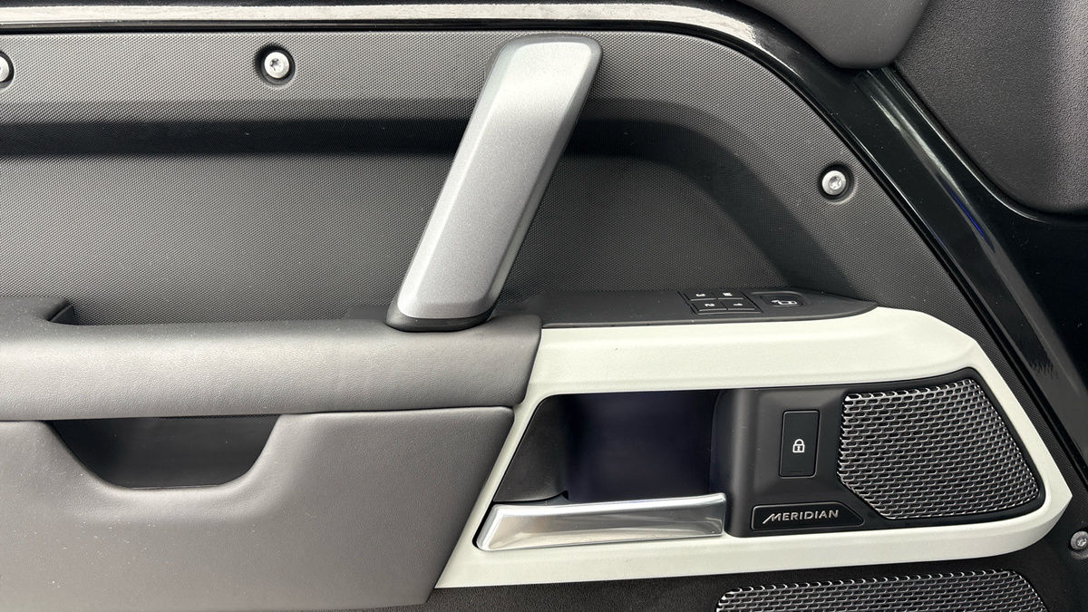 Land Rover Defender 110 Image 19