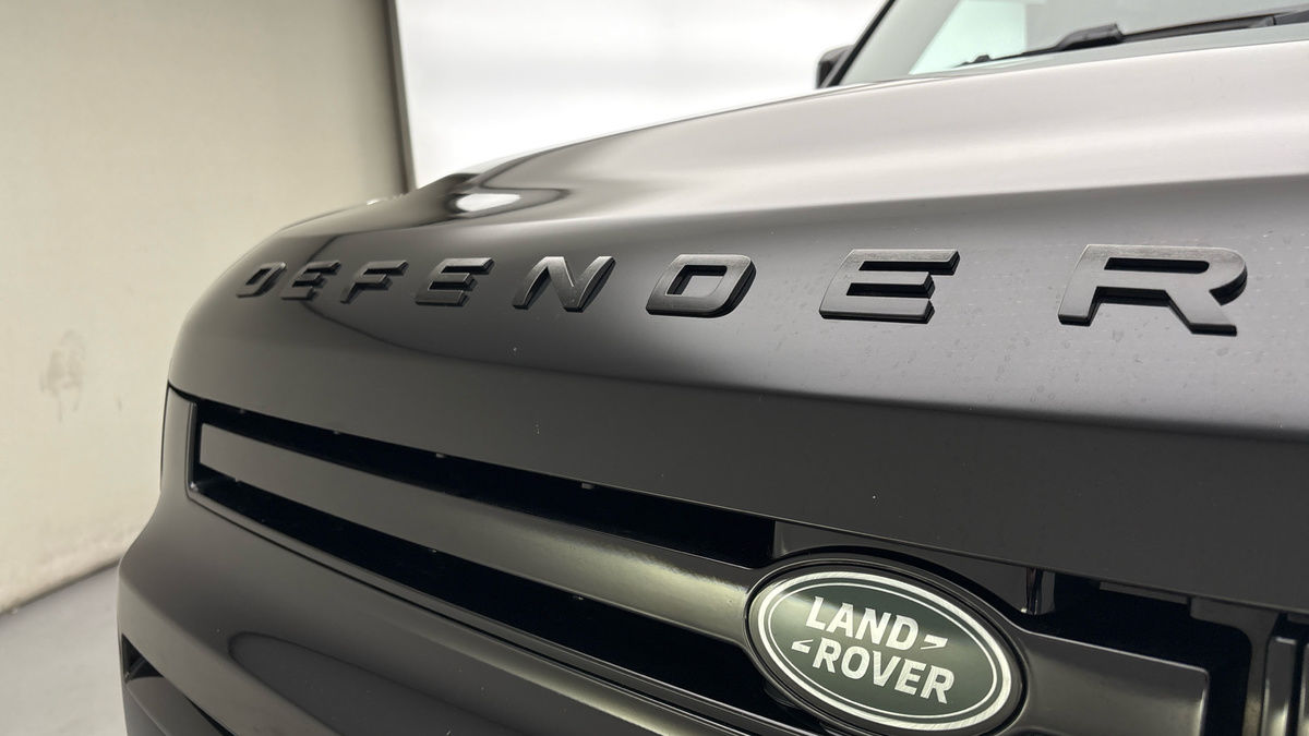 Land Rover Defender 110 Image 24
