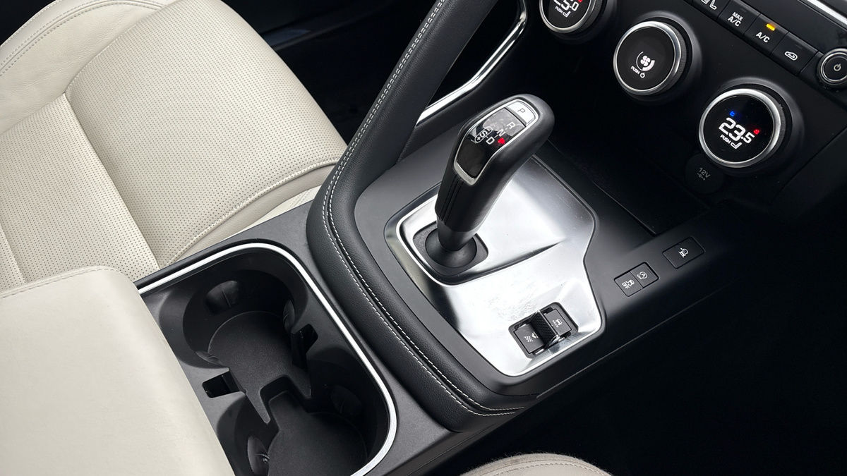 Jaguar E-PACE Image 18