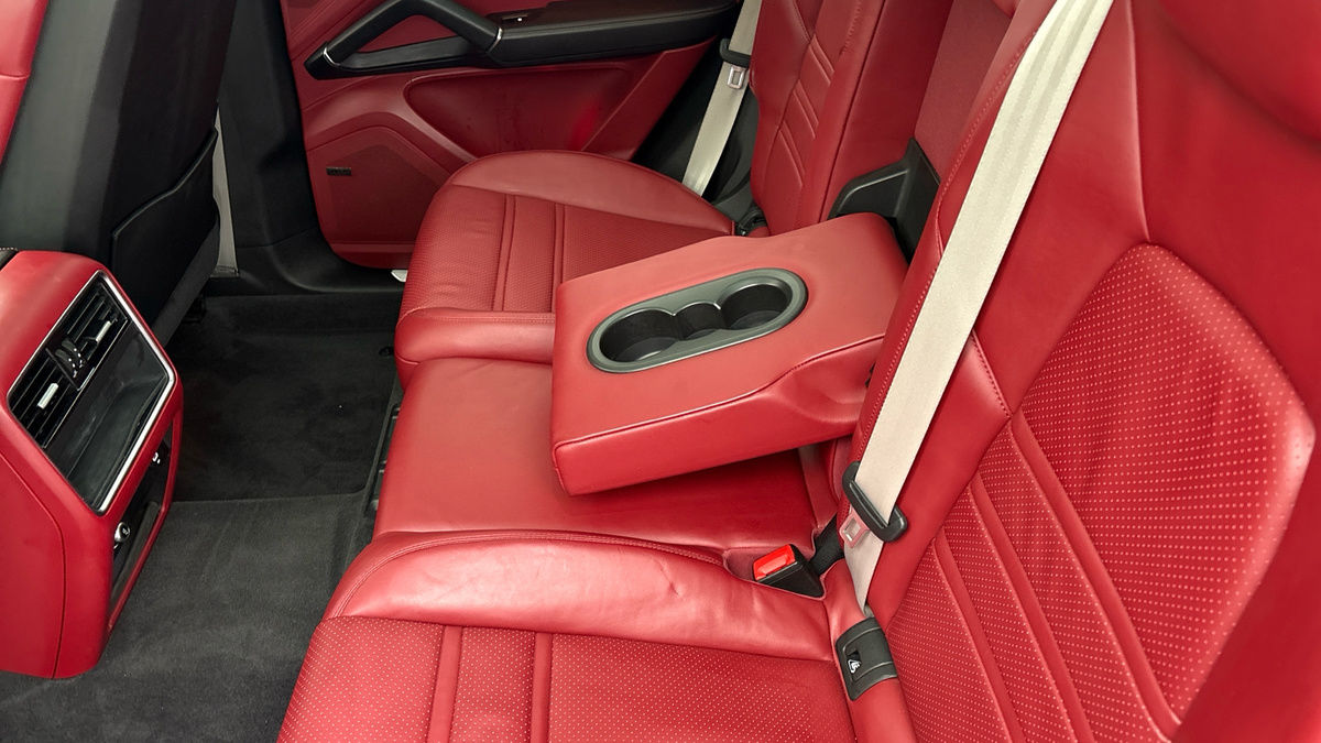 Porsche Cayenne Image 9