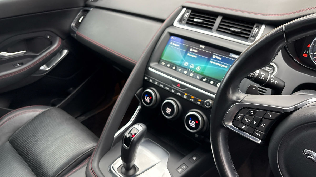Jaguar E-PACE Image 18
