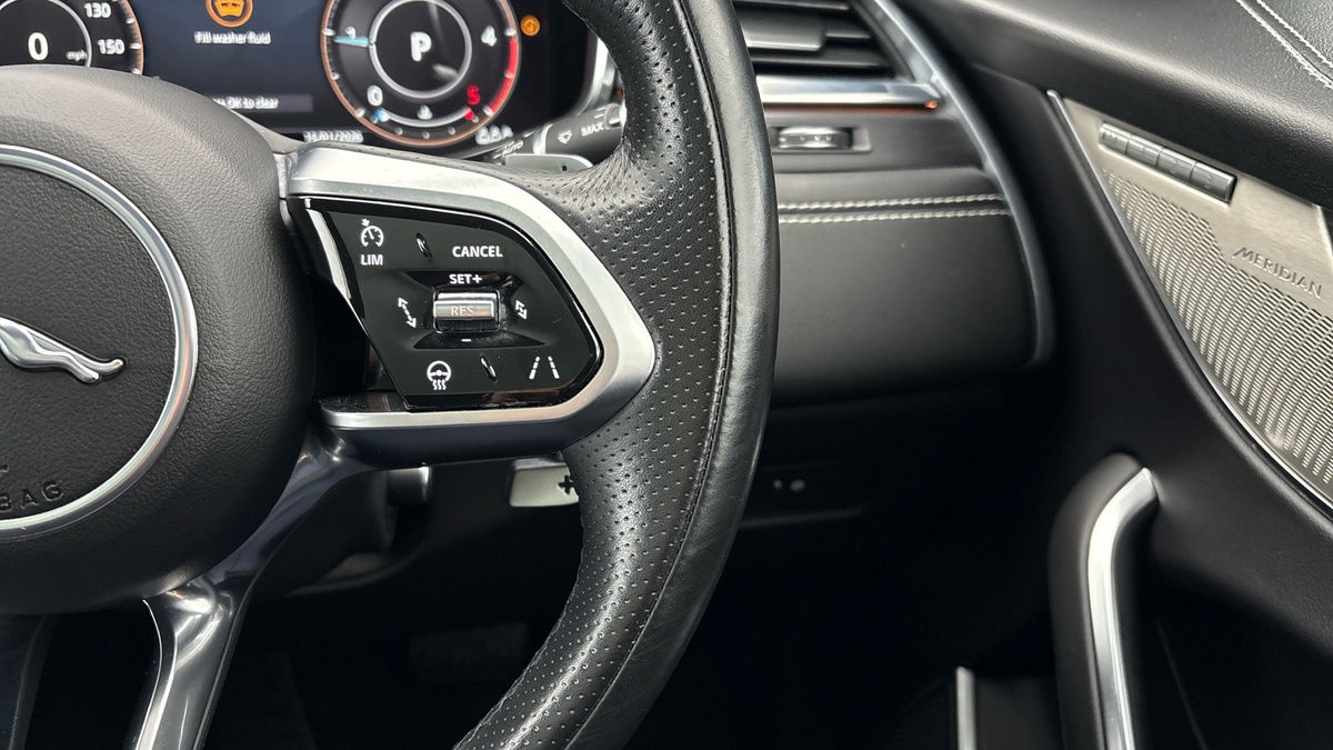 Jaguar F-PACE Image 14