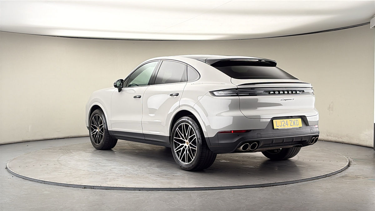 Porsche Cayenne Image 2