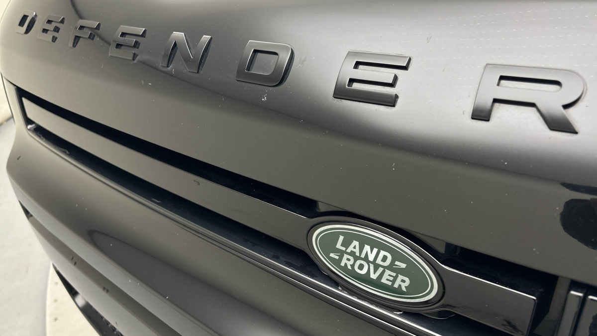 Land Rover Defender 110 Image 24