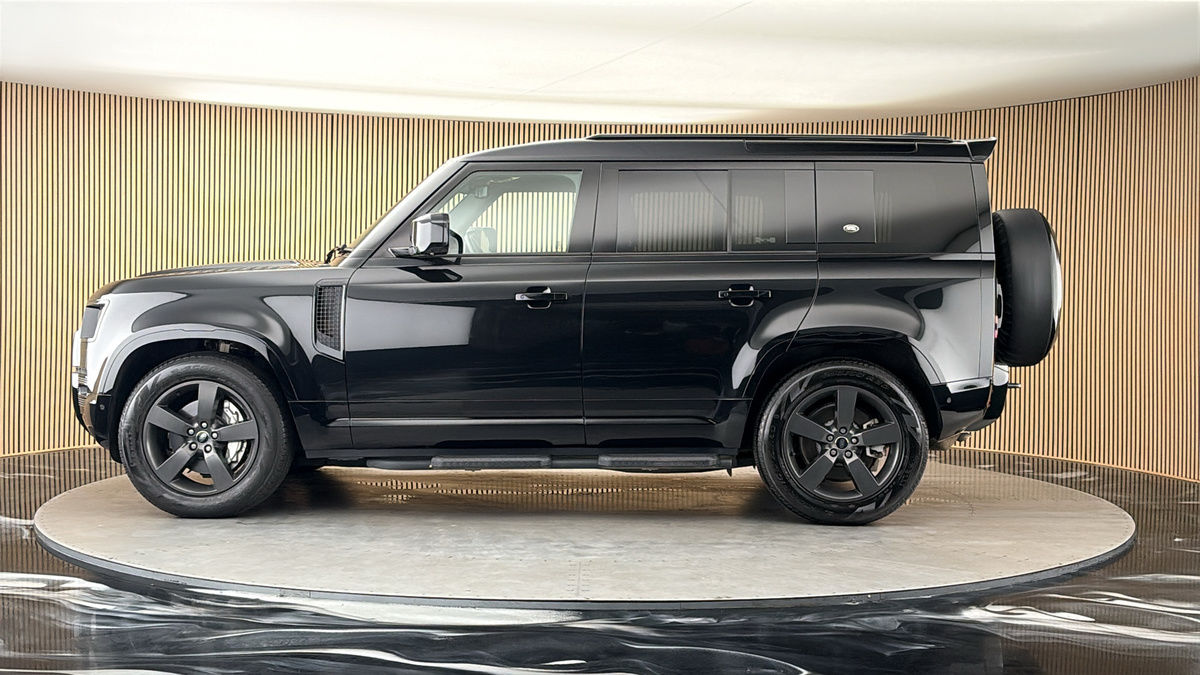 Land Rover Defender 110 Image 15