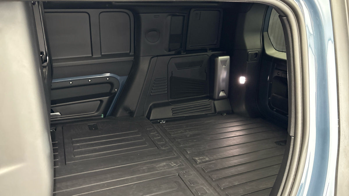 Land Rover Defender 110 Image 28