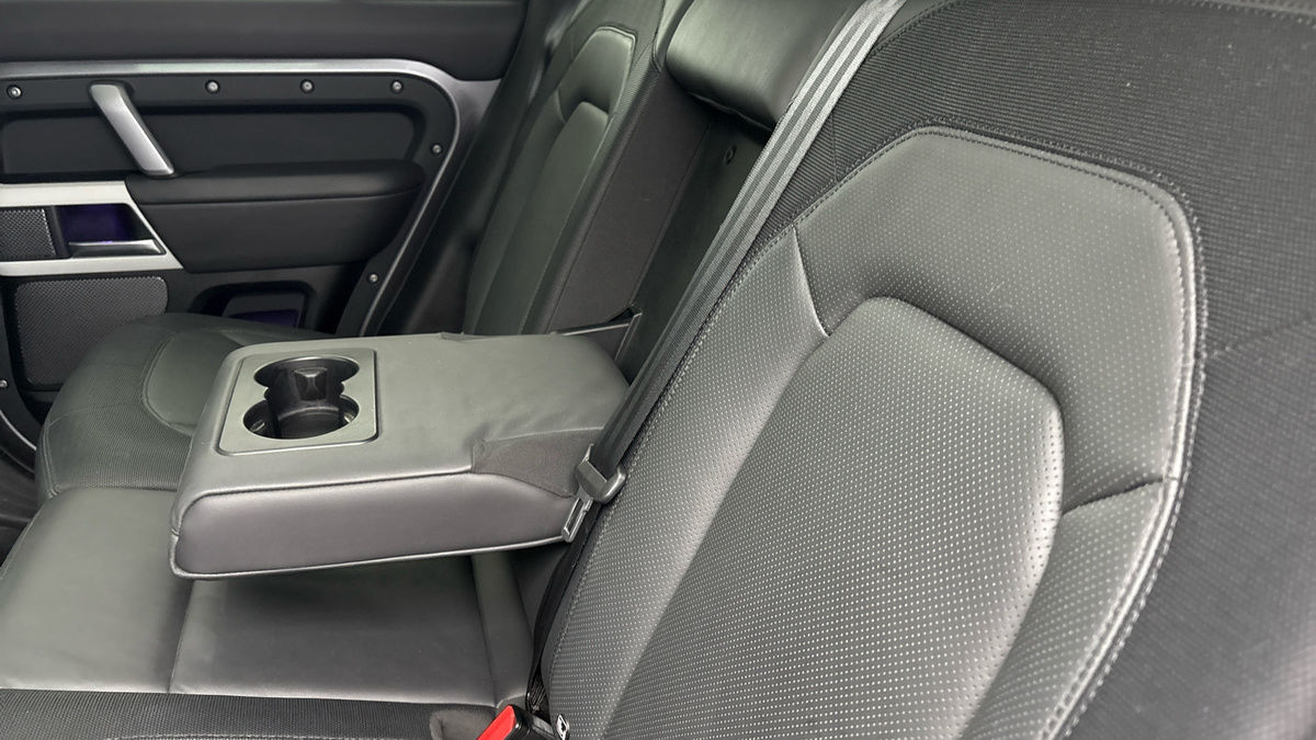 Land Rover Defender 110 Image 9