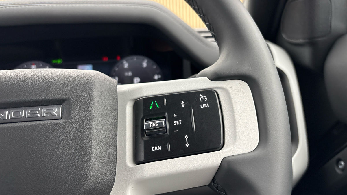 Land Rover Defender 110 Image 14