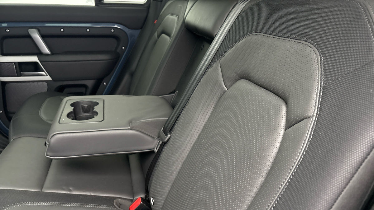 Land Rover Defender 110 Image 9