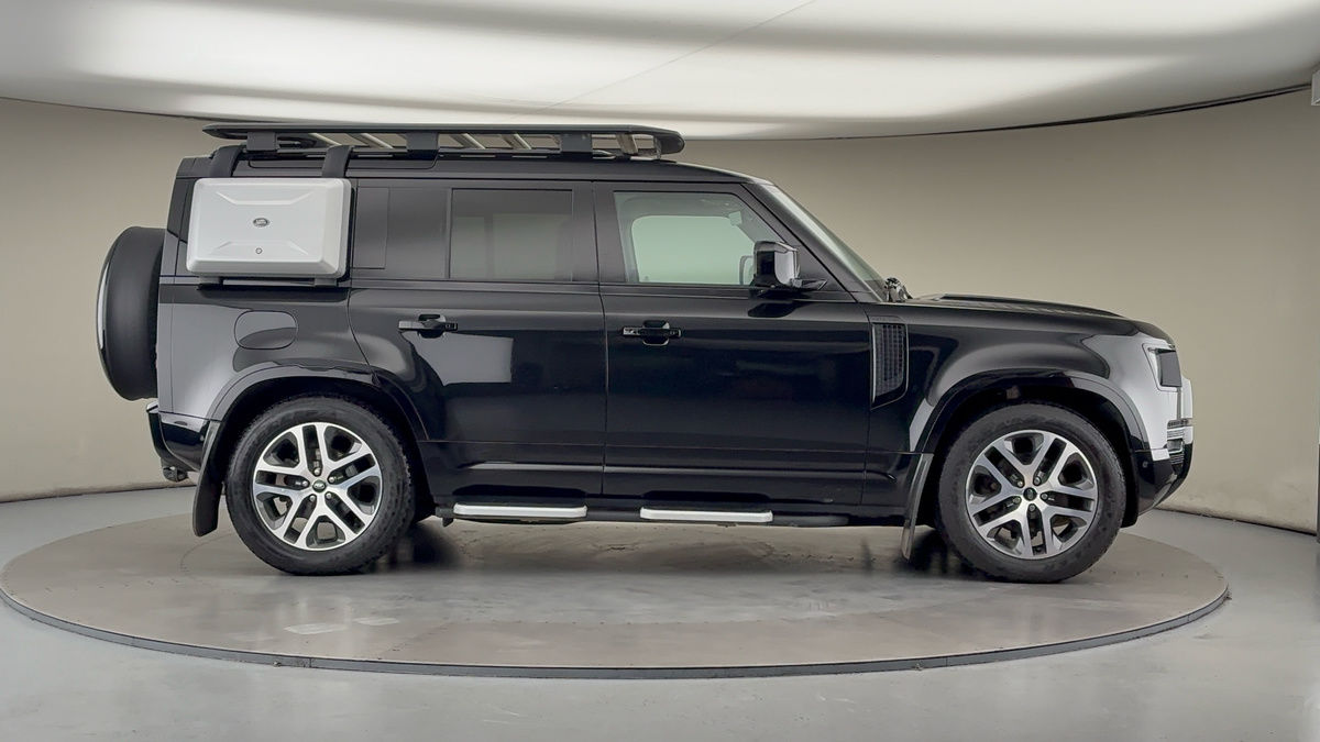 Land Rover Defender 110 Image 16