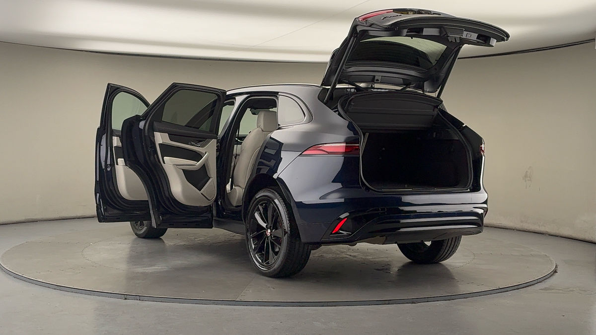 Jaguar F-PACE Image 23