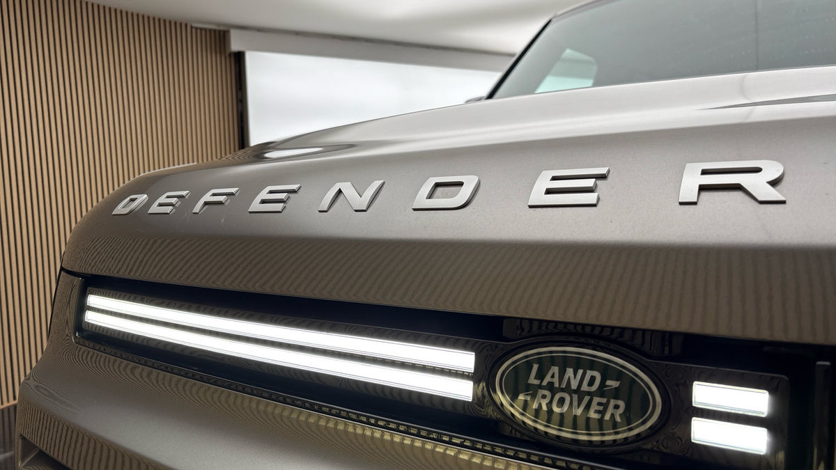 Land Rover Defender 110 Image 24
