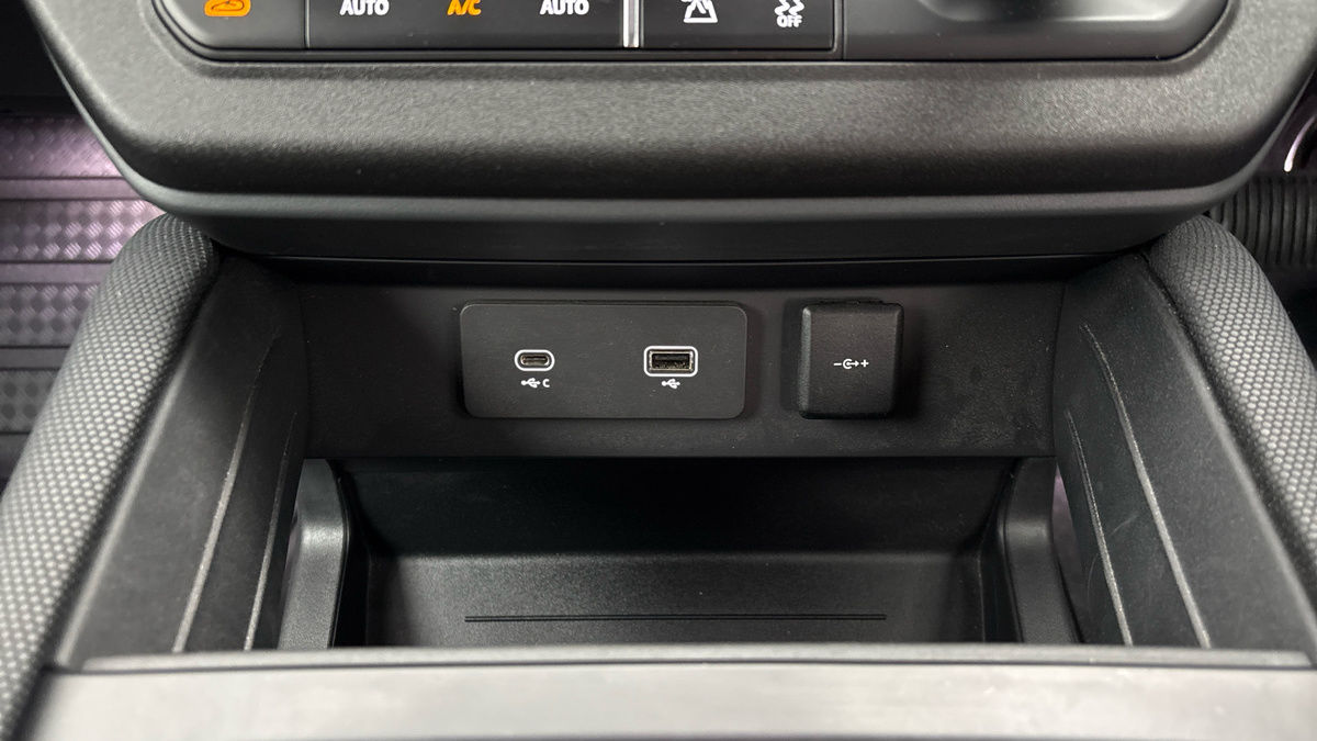 Land Rover Defender 110 Image 29
