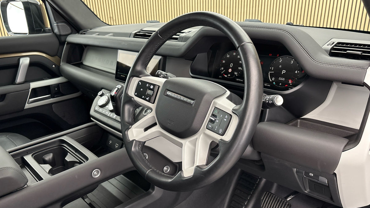 Land Rover Defender 110 Image 5