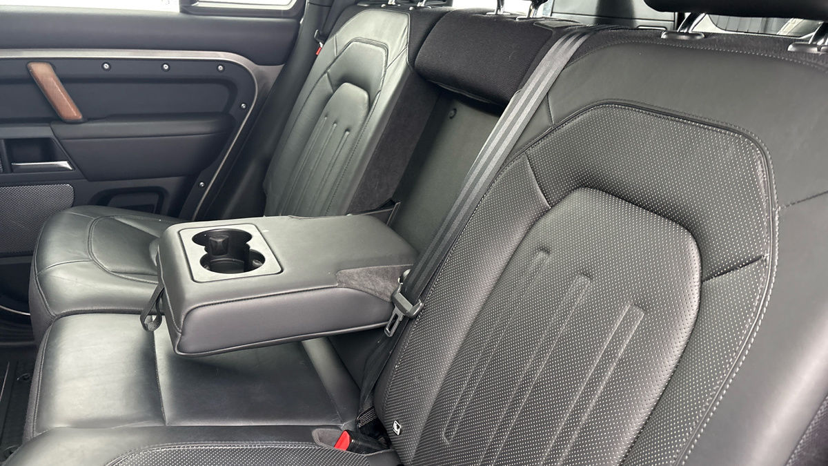 Land Rover Defender 110 Image 9