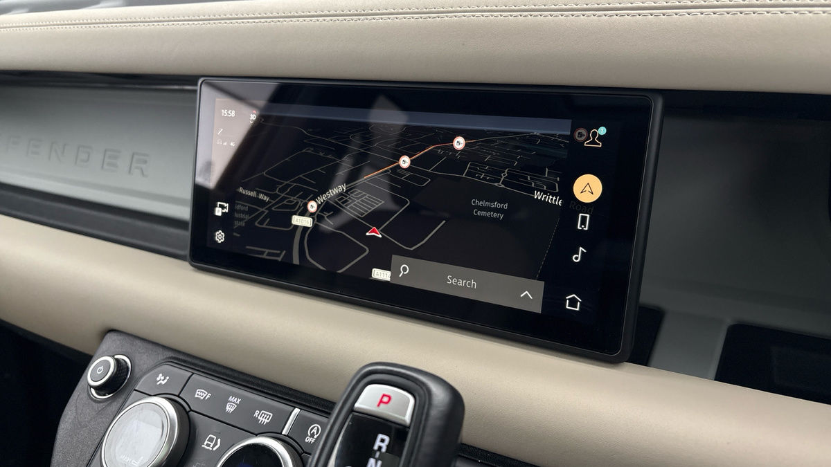 Land Rover Defender 110 Image 17