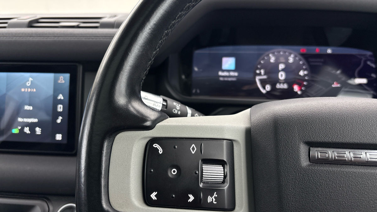Land Rover Defender 110 Image 13