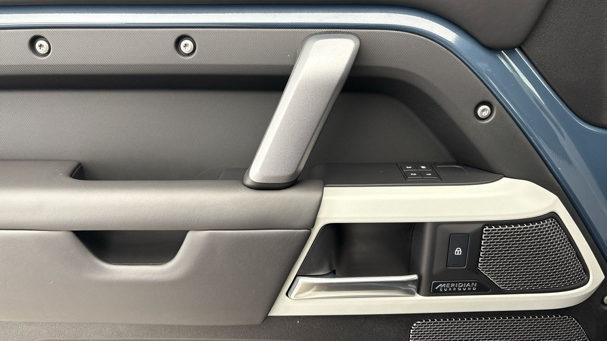 Land Rover Defender 110 Urban Image 19