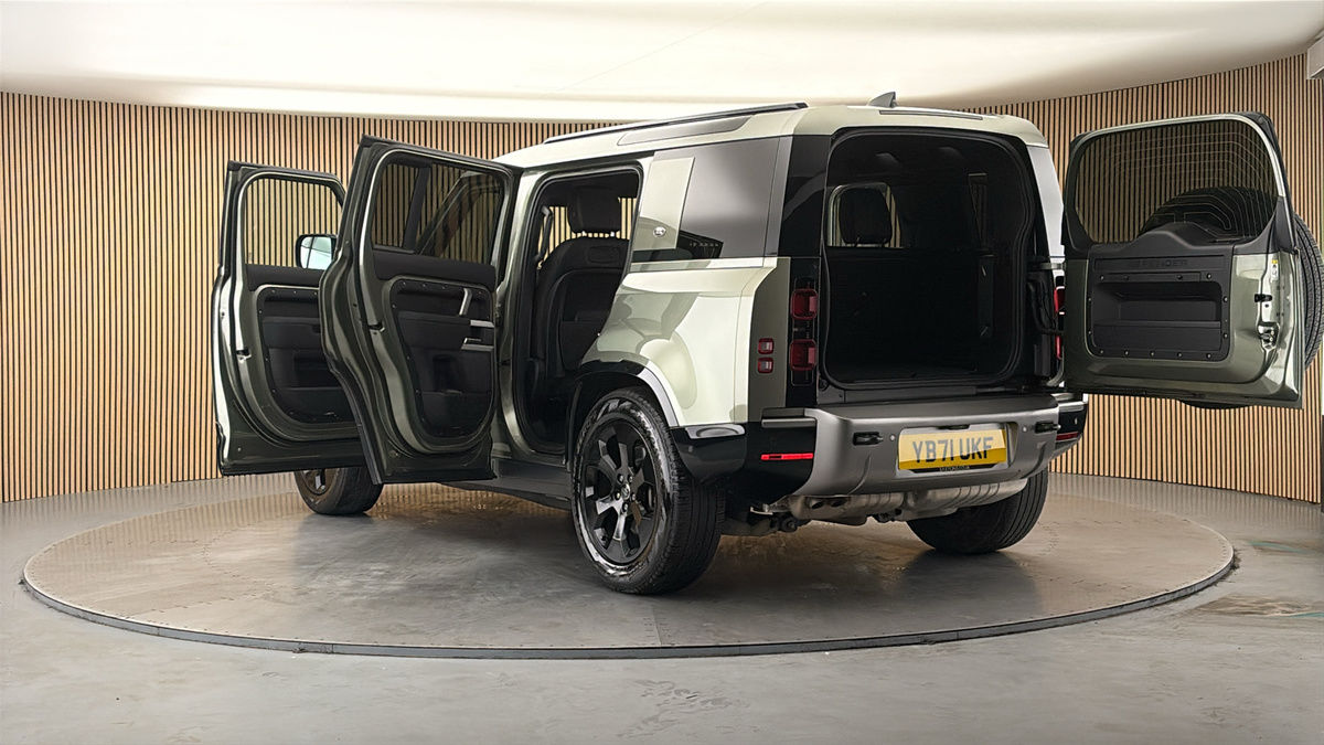 Land Rover Defender 110 Image 23