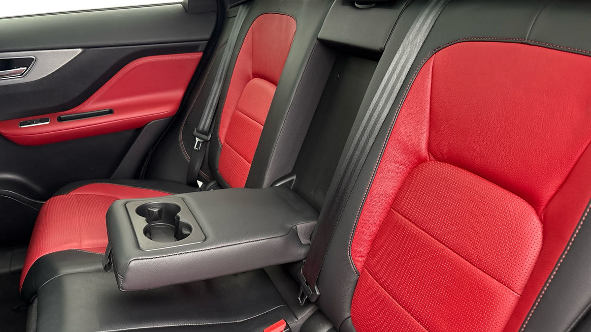 Jaguar F-PACE Image 9