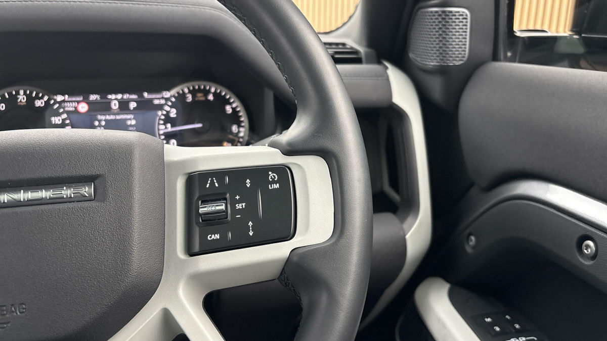 Land Rover Defender 110 Image 14