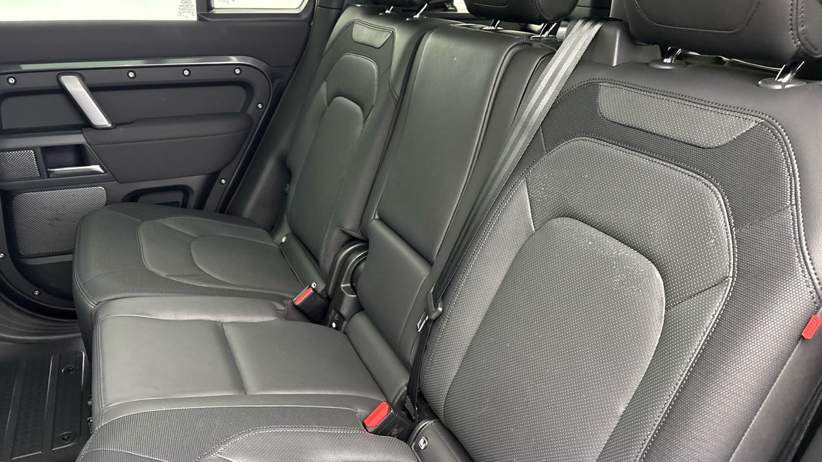 Land Rover Defender 110 Image 8