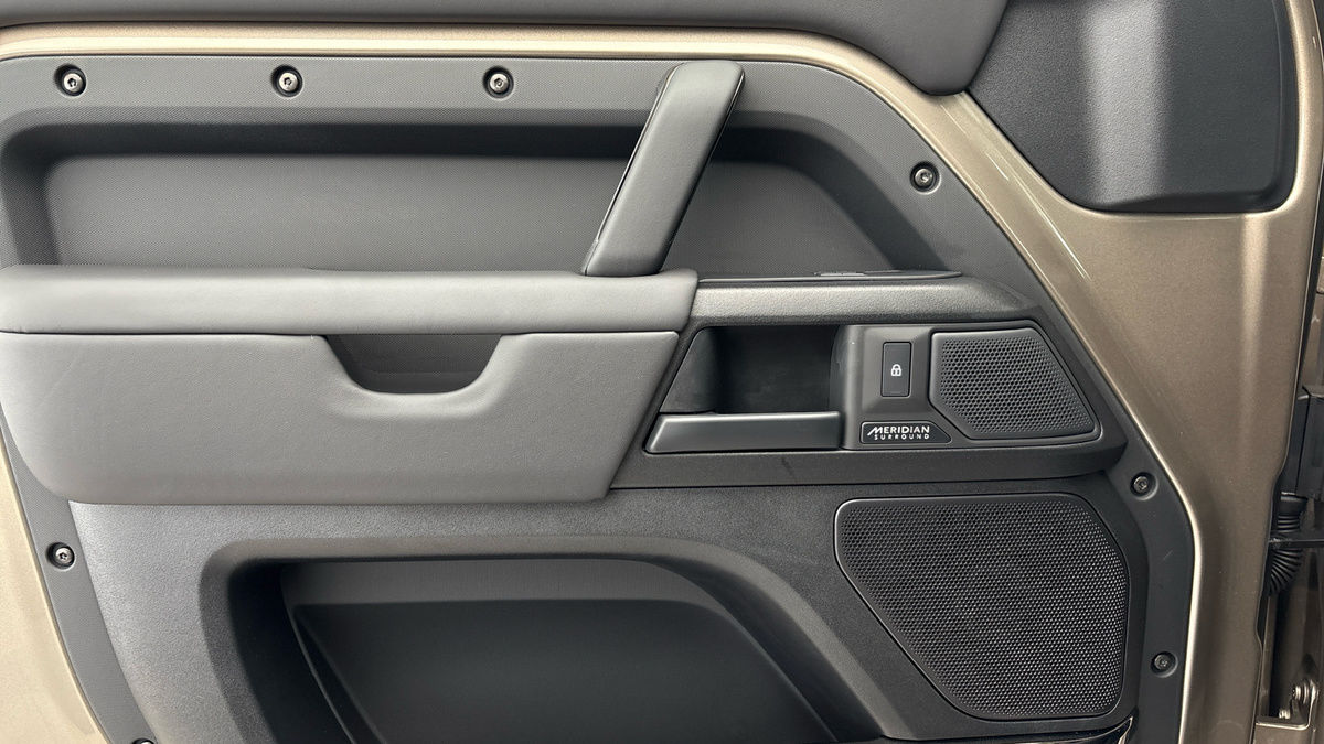 Land Rover Defender 110 Urban Image 19