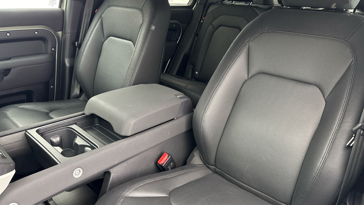 Land Rover Defender 110 Image 7