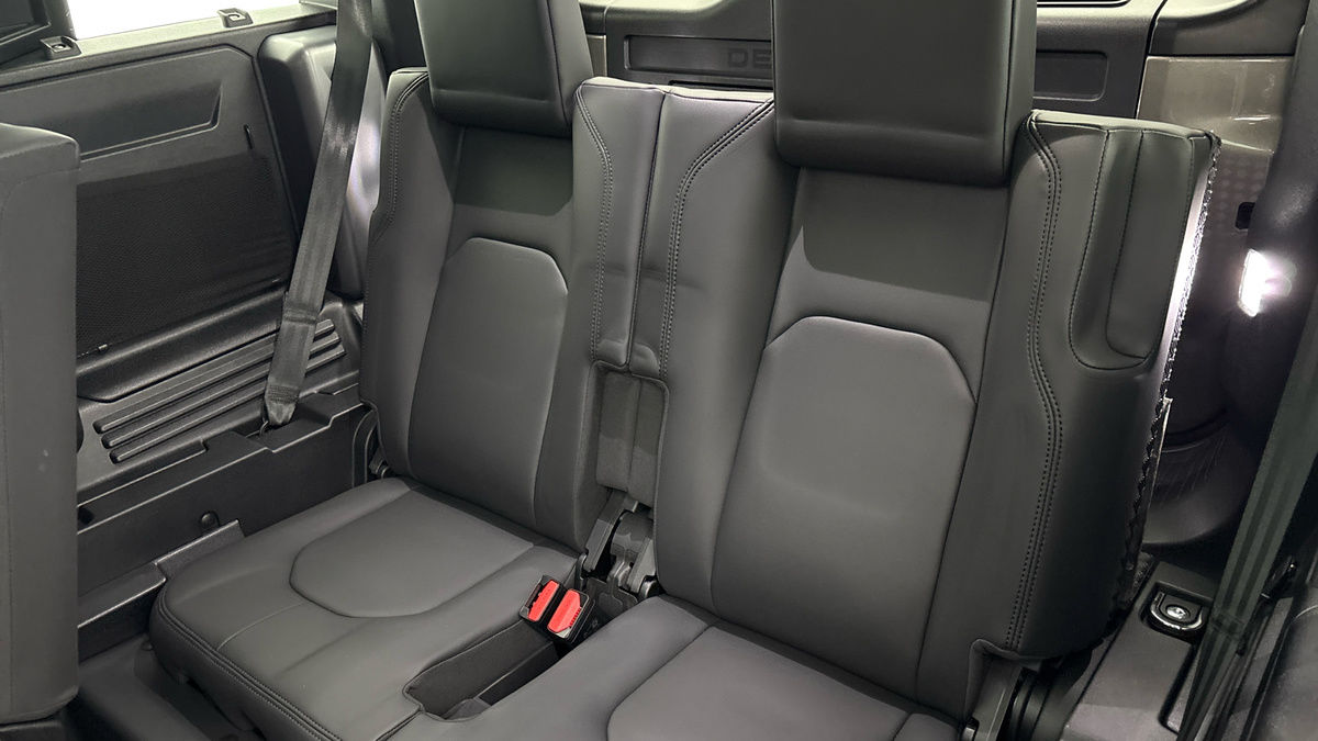 Land Rover Defender 110 Image 26