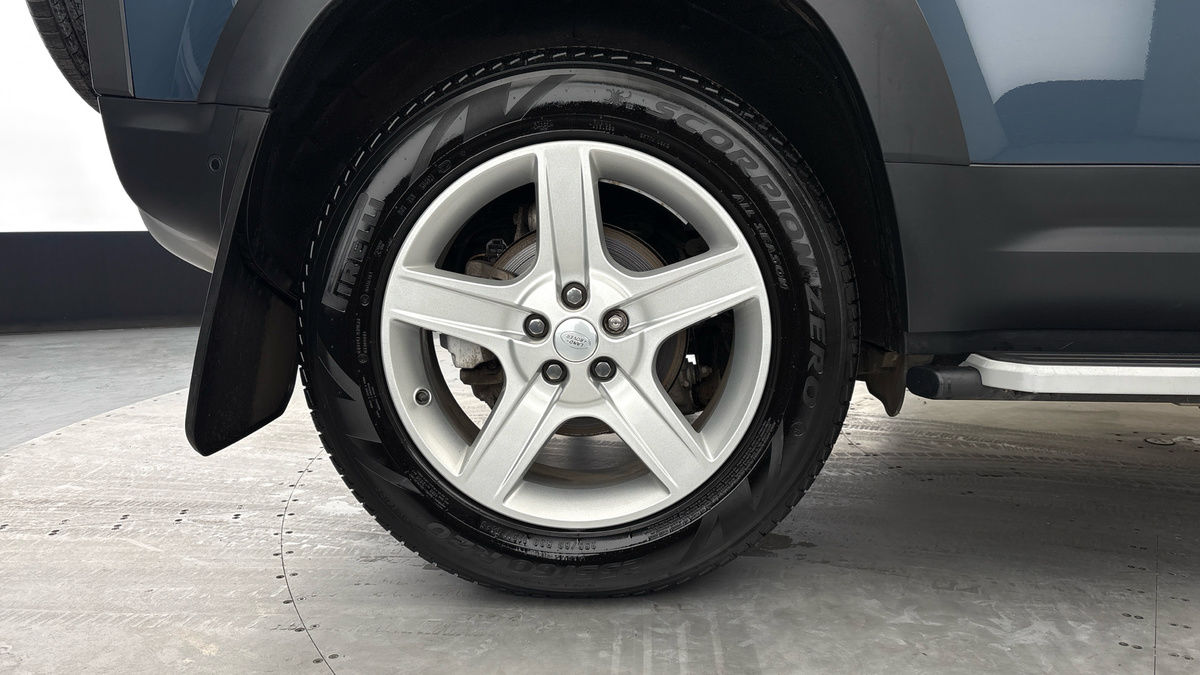 Land Rover Defender 110 Image 10